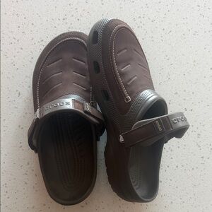 CROCS Men’s Dark Brown Slip-On Sandals with Adjustable Heel Strap